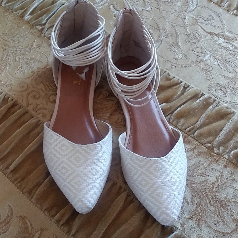 🥿 Women’s White & Tan Ankle-Wrap Flats